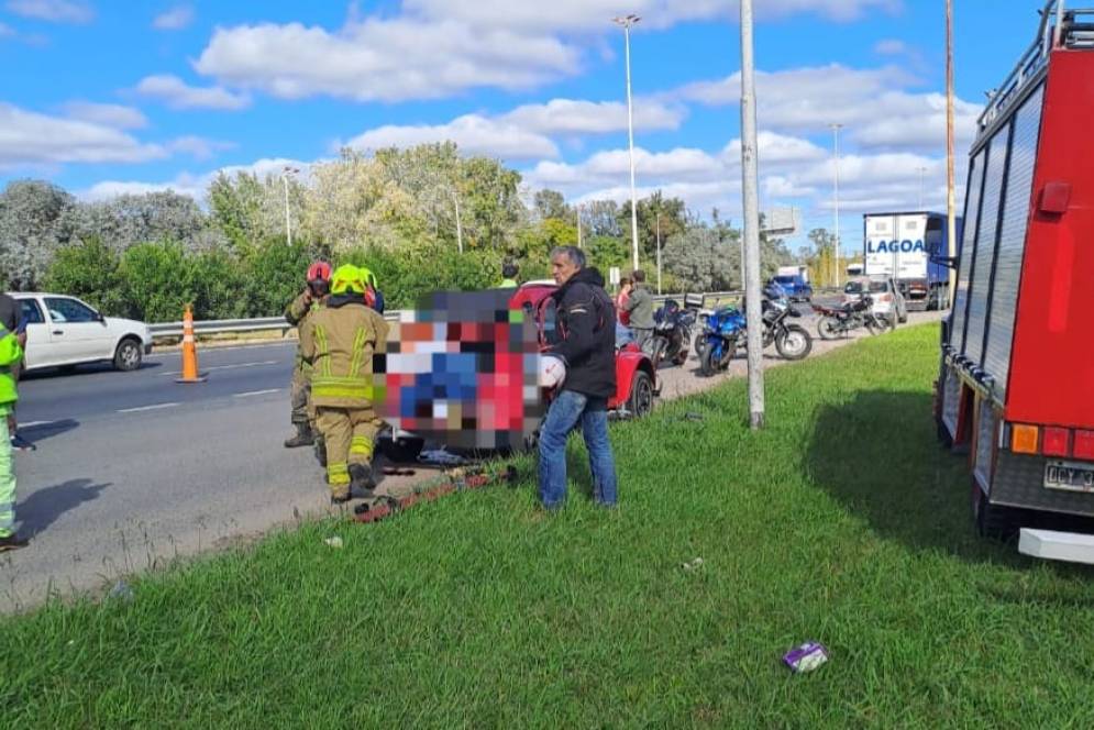 El motociclista falleció antes de ser extraído del baúl del Citroën por los Bomberos.