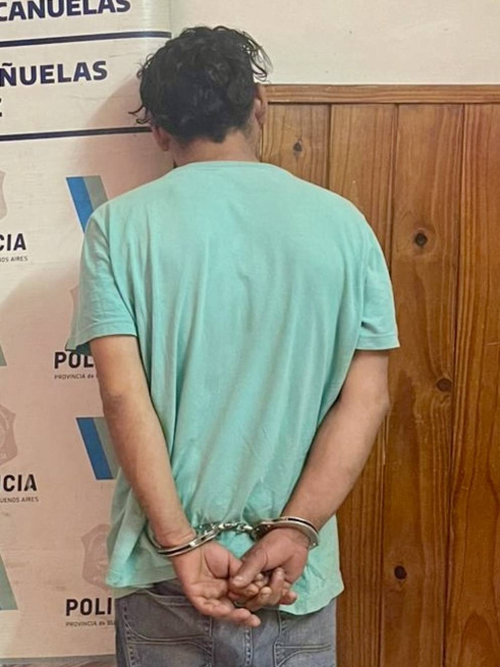 “El Play”, esposado en la Comisaría Segunda.