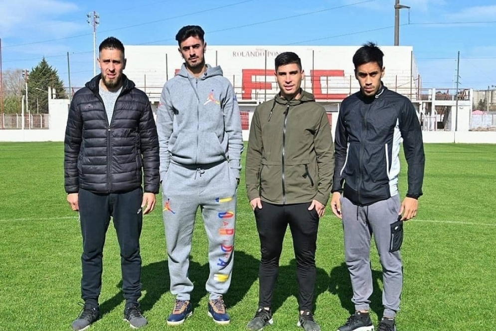Bustos (de campera verde) junto a Maidana, Martínez y Castañeda.