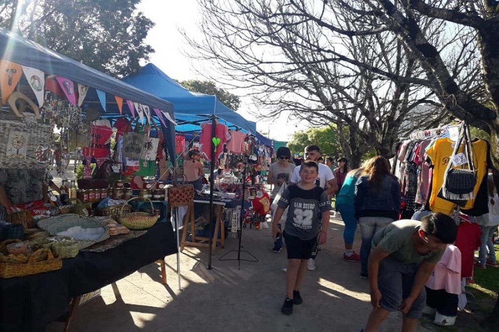 Vecinos de Cañuelas recorriendo la feria. 