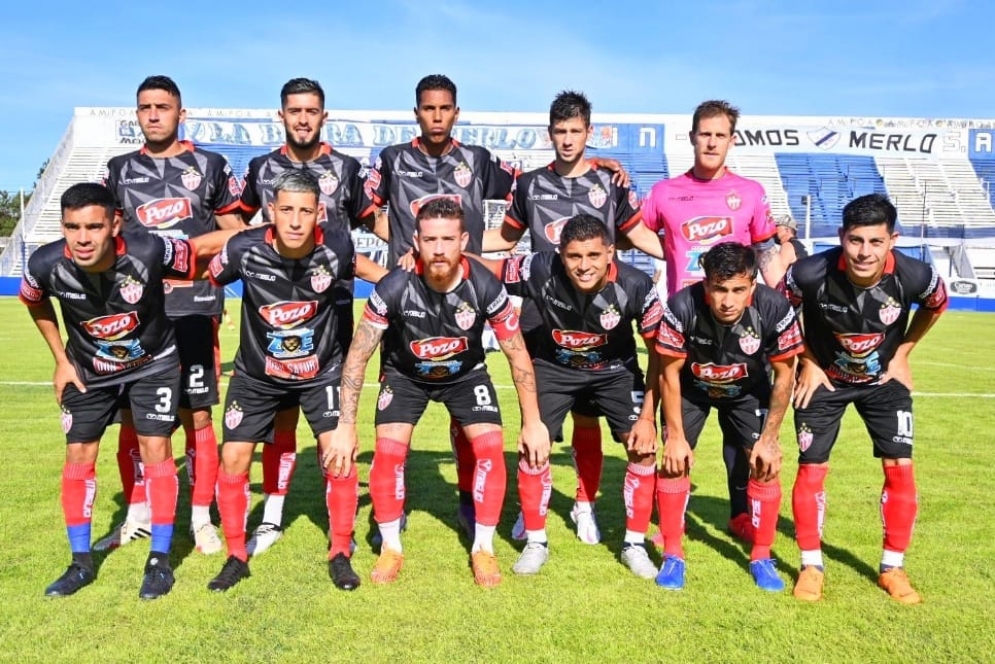 Ibañez -abajo con botines blancos y el 5- en la visita a Merlo (FOTO: Jonathan Argañaraz)