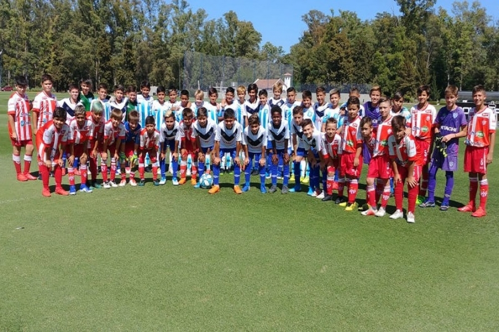 Los &quot;rojitos&quot; en el predio de Ezeiza, en representación del ascenso.
