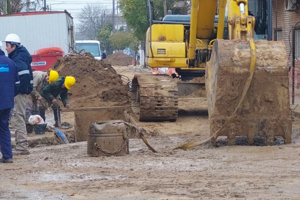 Hombres y maquinas trabajando en Av. Libertad y 25 de Mayo.