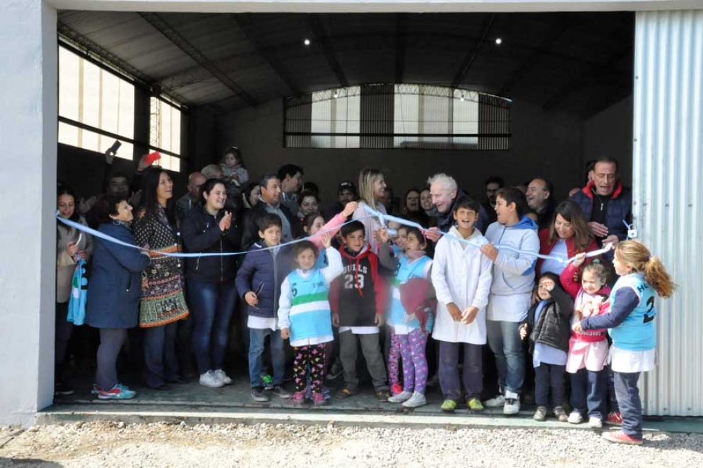 Los vecinos junto a las autoridades realizaron el corte de cinta. 