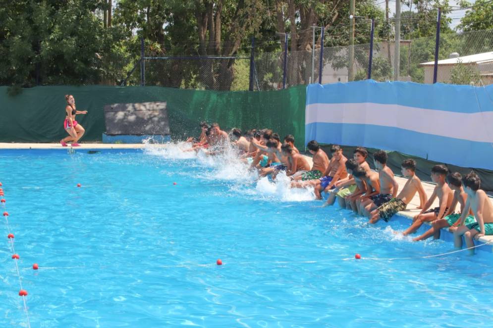 Los niños disfrutando del primer día de pile.