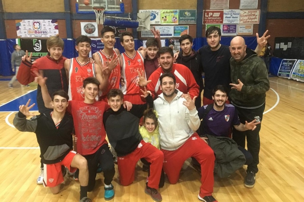 El equipo de básquet festejando su triunfo. 