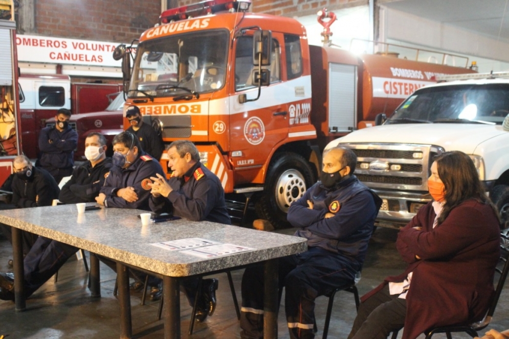 El interventor Vandolino dirigiéndose a los Bomberos de Cañuelas. 