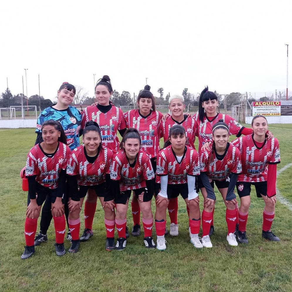 Las 11 que saltaron a la cancha. (Foto: Instagram @femeninocfc).