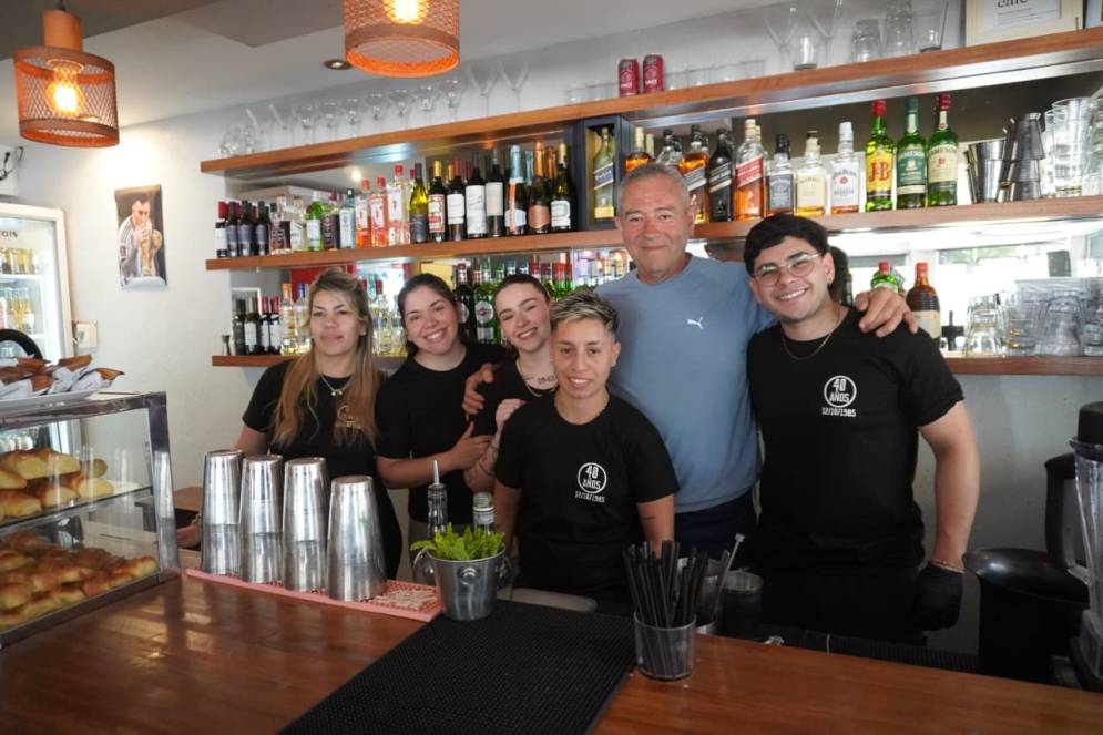El propietario del lugar con parte de su equipo de trabajo.