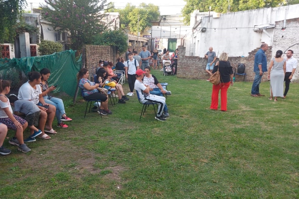 Los funcionarios recibieron a los vecinos en el patio de &quot;Volveré&quot;.