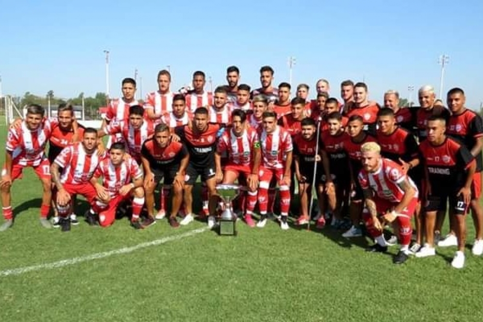 Antes del partido se levantó la copa del Apertura 2019.