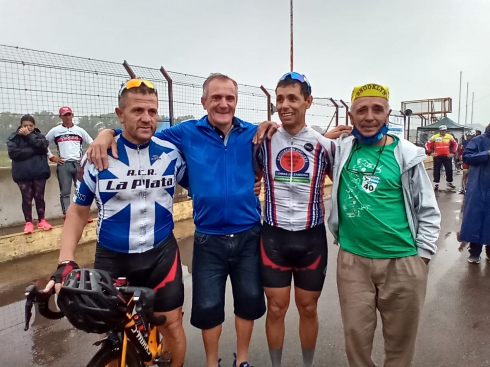 Salmón -tercero de izquierda a derecha- con una sonrisa de oreja a oreja.