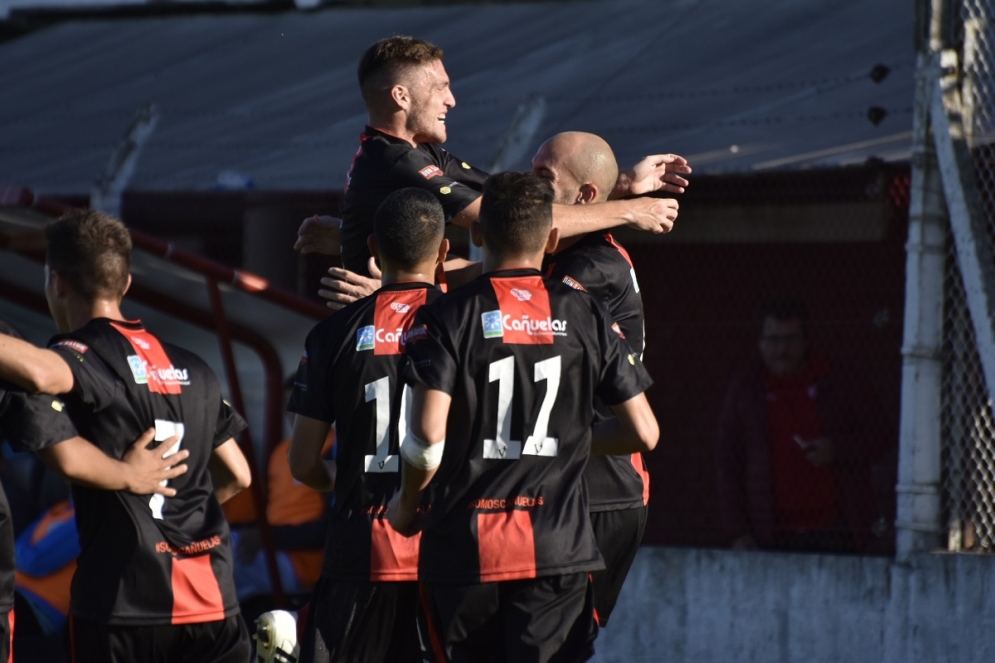 Los jugadores de Cañuelas celebrando el gol de Sánchez. Foto: Jonathan Argañaraz. 