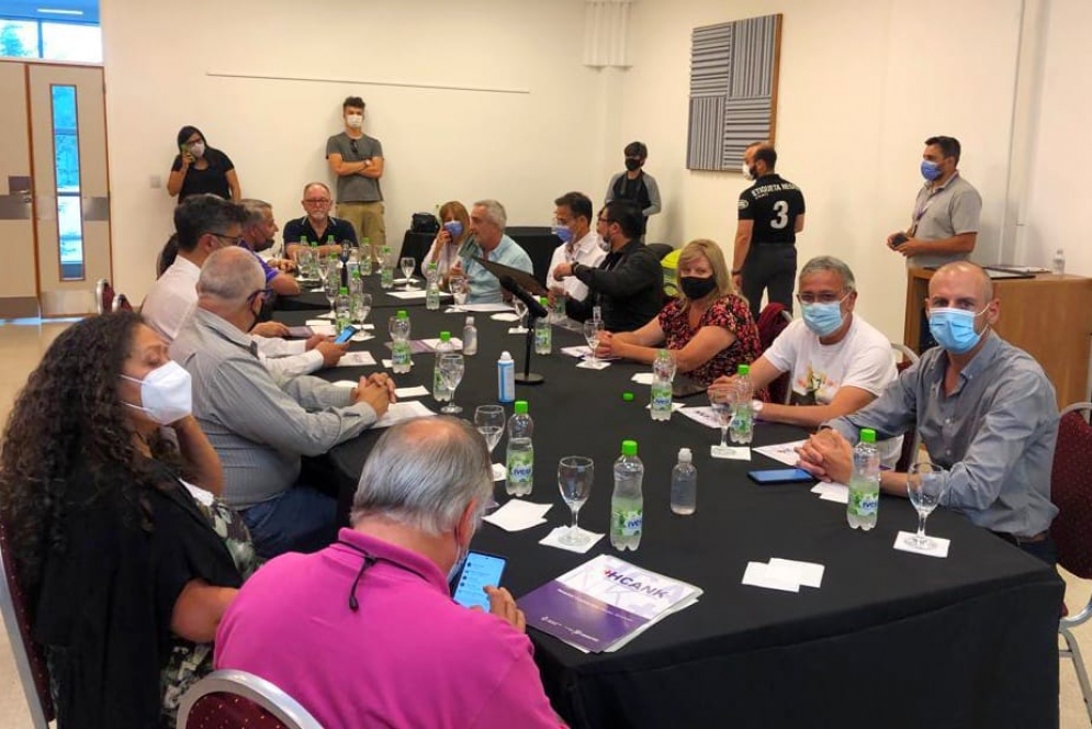 Los ediles fueron recibidos en el salón de reuniones.