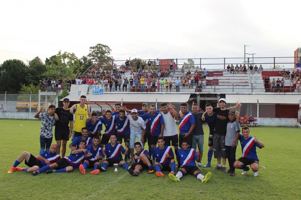 Los jugadores festejando el título obtenido. 