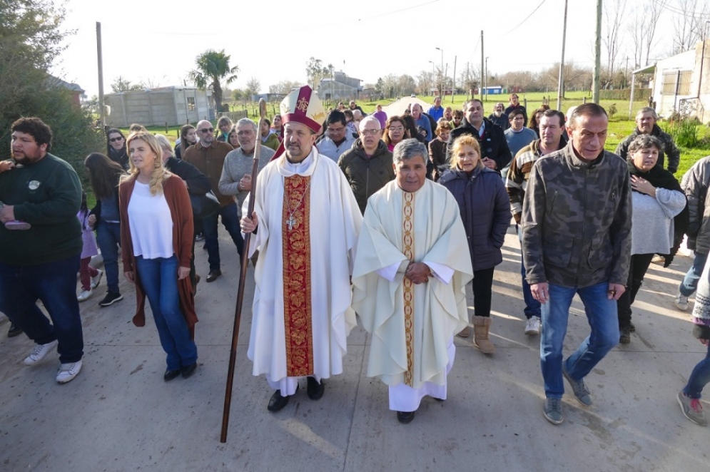 Arrieta y Fassi junto a Monseñor Barba y vecinos de la localidad. 
