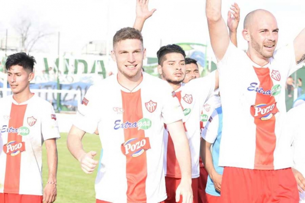 Lucero (centro) convirtió el gol del Rojo a los dos minutos del primer tiempo. 