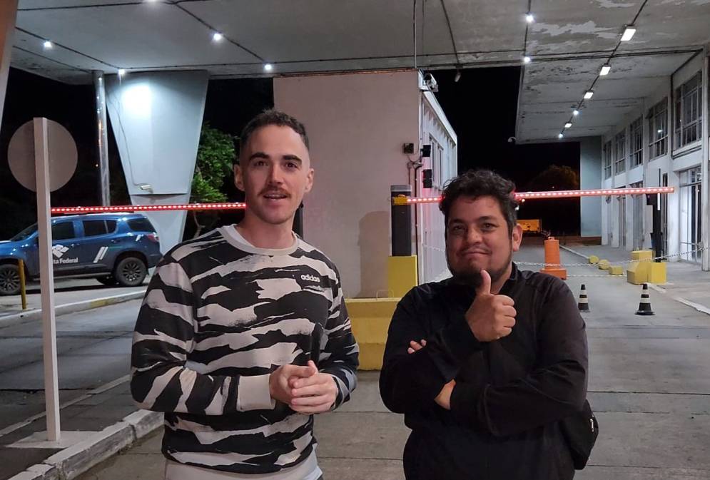 Nico y &quot;La Negra&quot; en el cruce fronterizo.