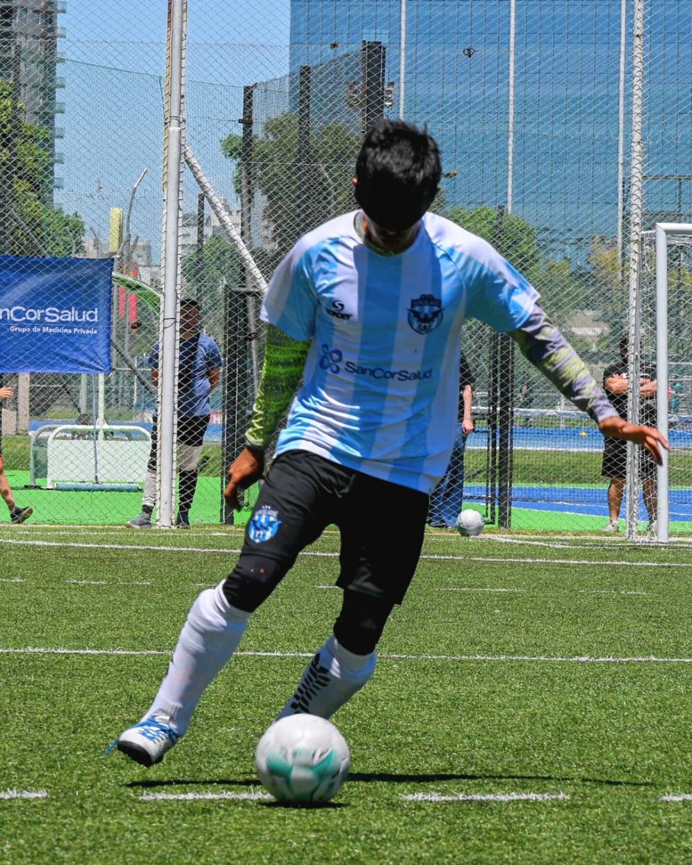 Junior Fernandes gambeteando con la albiceleste.