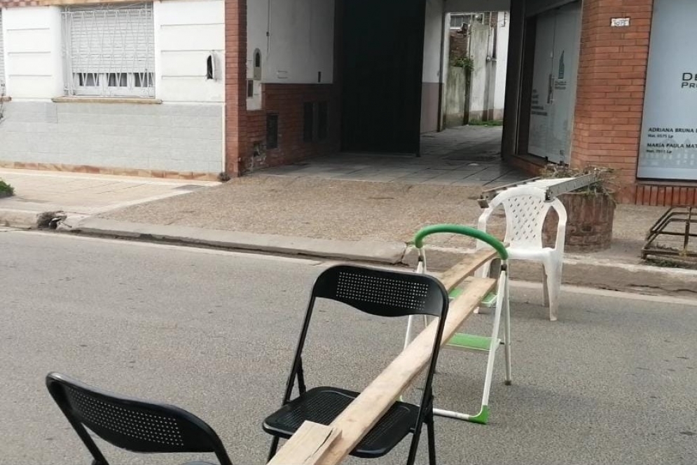 Un anciano cortó la calle Del Carmen para reclamar que le devuelvan la luz: un vecino lo insultó y le deseó la muerte