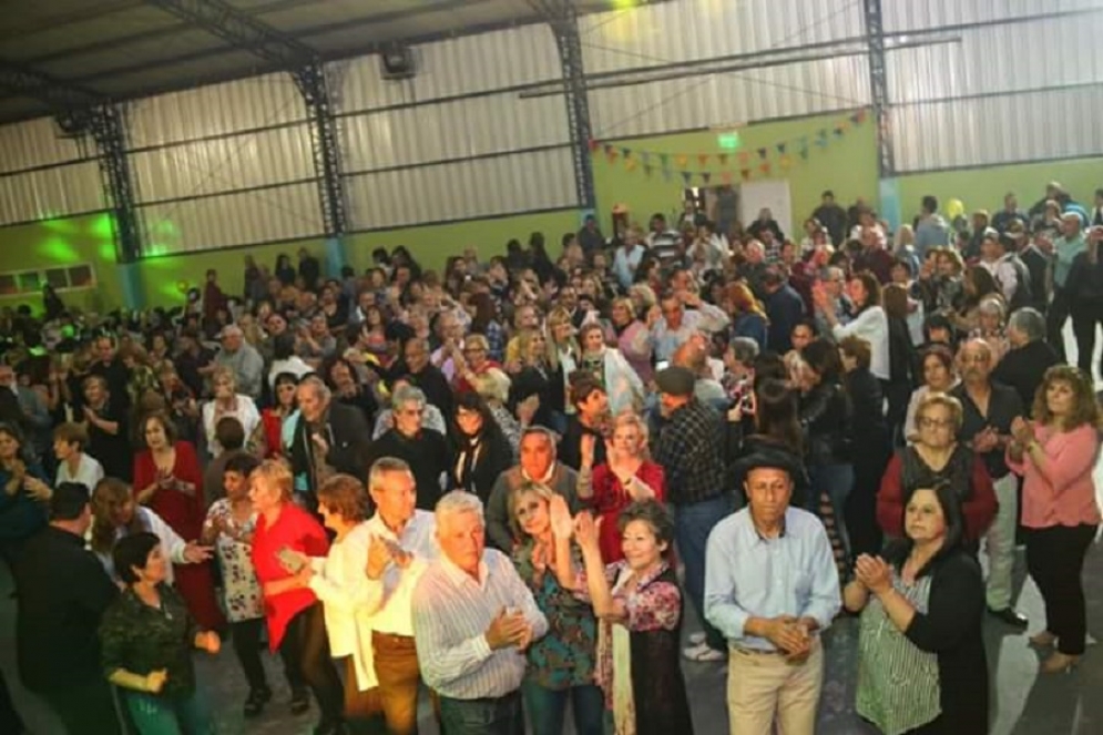 El gimnasio cerrado estuvo colmado.