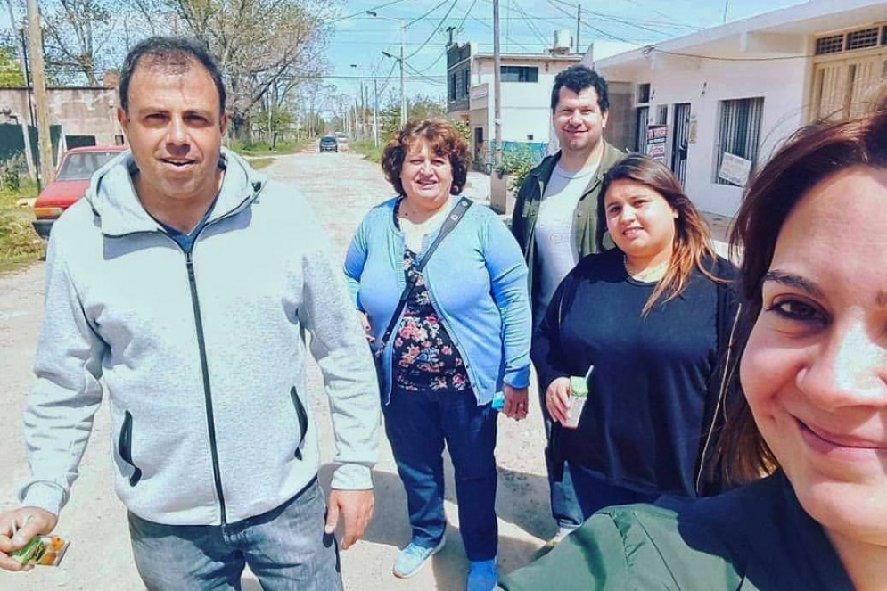 Duhalde (izq.) en campaña, ¿una imagen del pasado?