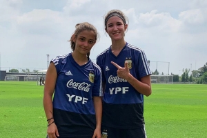 Martina y Fiorella con la &quot;pilcha&quot; de AFA, en Ezeiza.