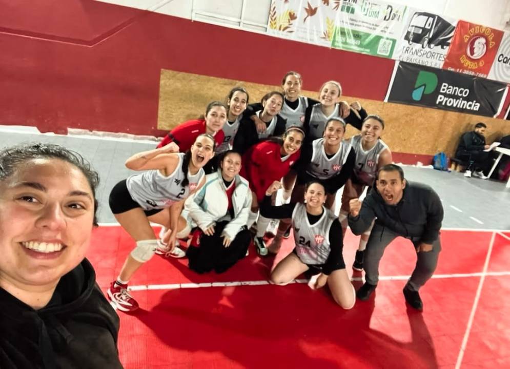 Puño apretado tras una gran victoria (FOTO: Instagram @cfcvoley).