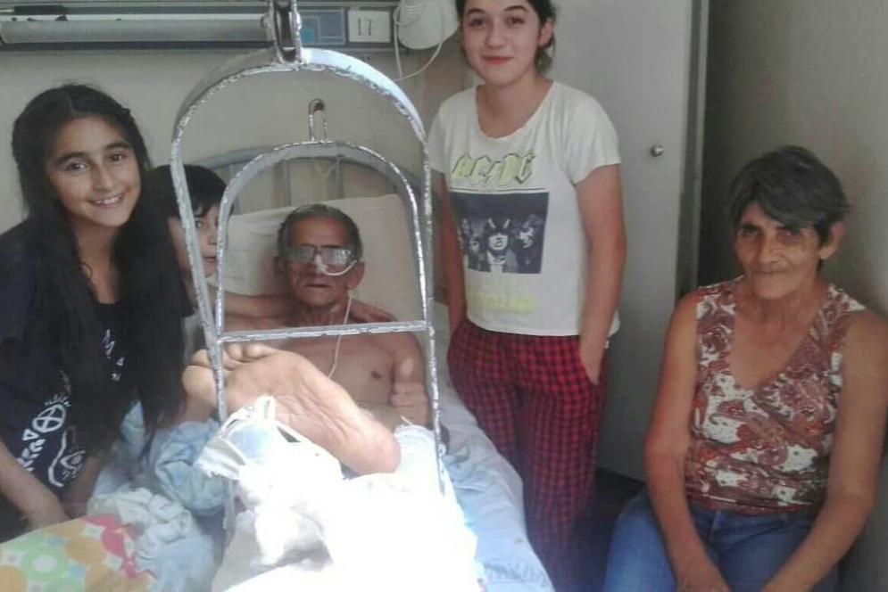 Gabriel junto a su familia, después de la operación de fémur.