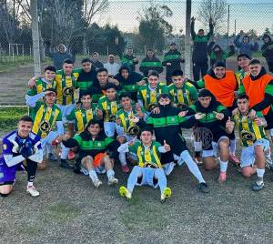 "El Furg&oacute;n", festejando la clasificaci&oacute;n en Los Hornos. (FOTO: Instagram @uribelarrea.fc.ok).